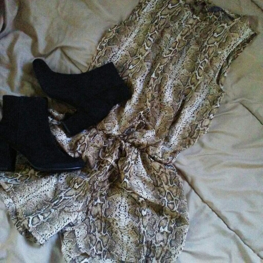 ✨✨Pythonidae Romper✨✨ - Picture 2 of 6